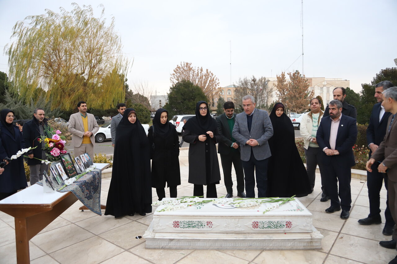 حضور دبیرکل نهاد بر مزار شهید گمنام در قزوین