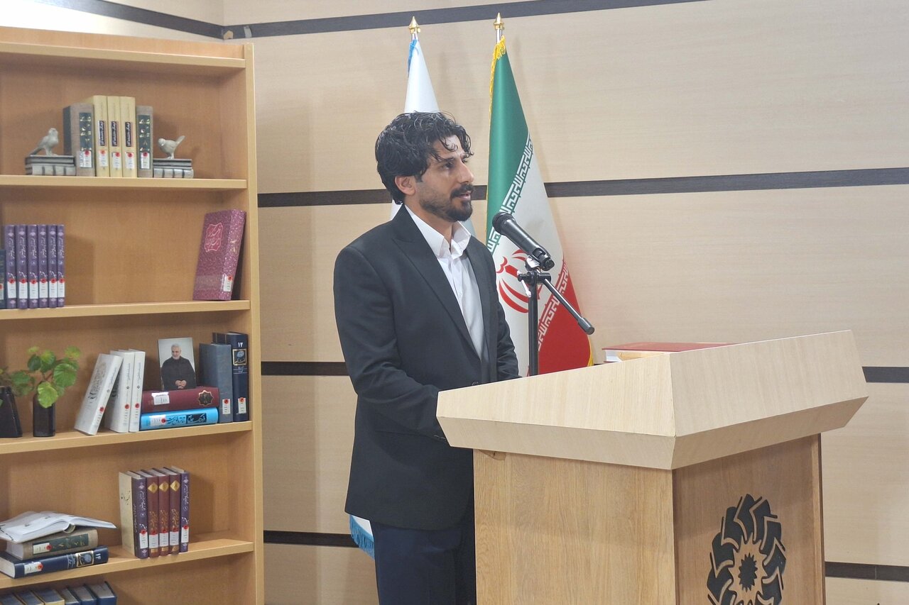 آئین رونمایی از کتاب «هەگ شاعرم ئەنارم» برگزار شد