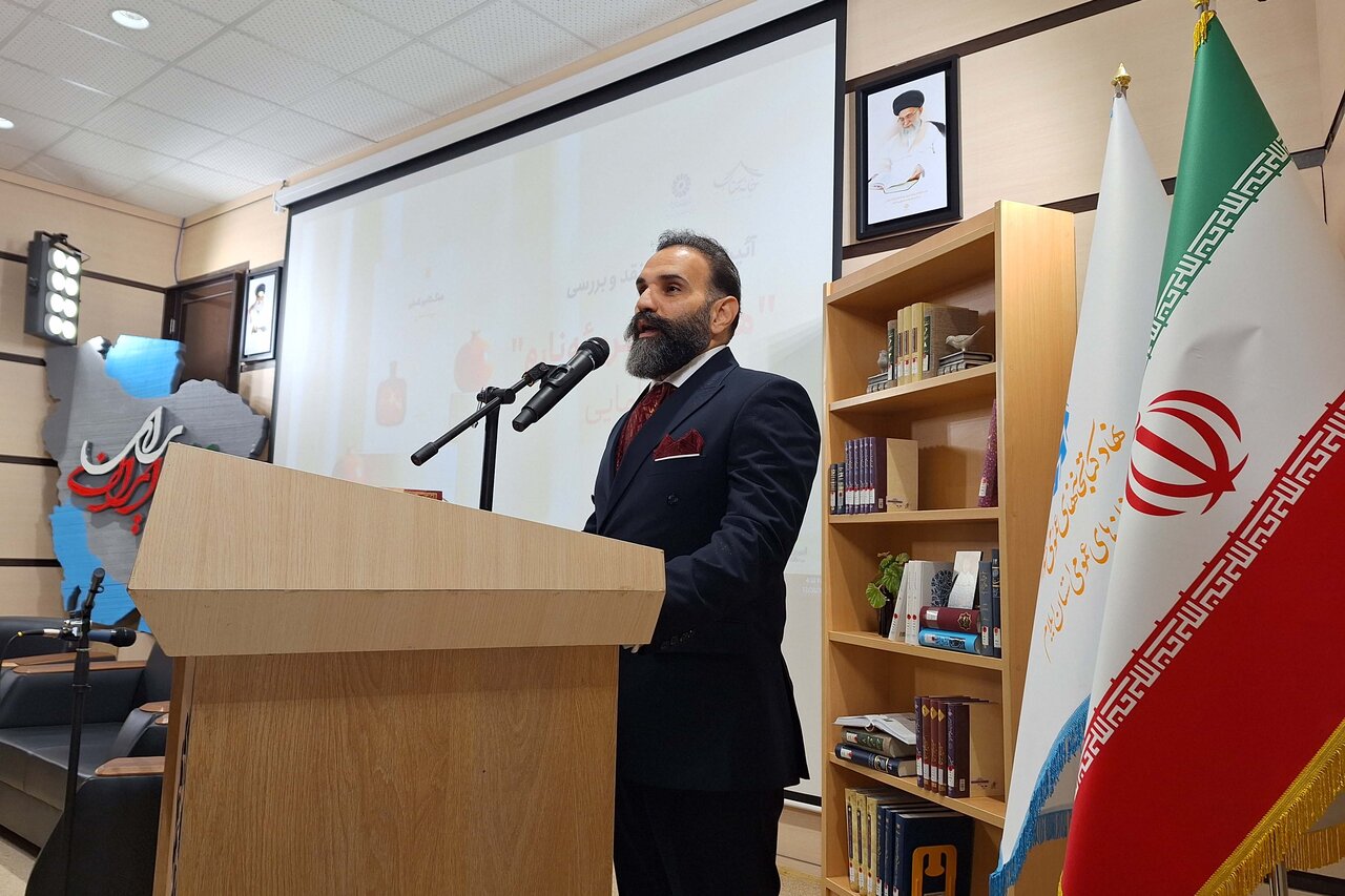 آئین رونمایی از کتاب «هەگ شاعرم ئەنارم» برگزار شد