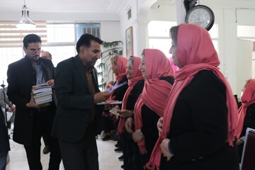 کتاب، پلی برای نشاط سالمندان؛ بازدید سرپرست اداره کل کتابخانه‌های عمومی خراسان رضوی از مرکز نگهداری سالمندان «نشاط»