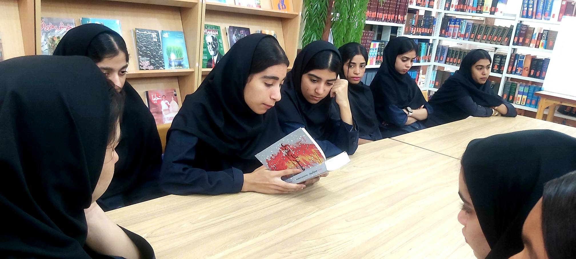 نشست جمعخوانی کتابهای تقریظ رهبری در کتابخانههای عمومی هرمزگان برگزار شد