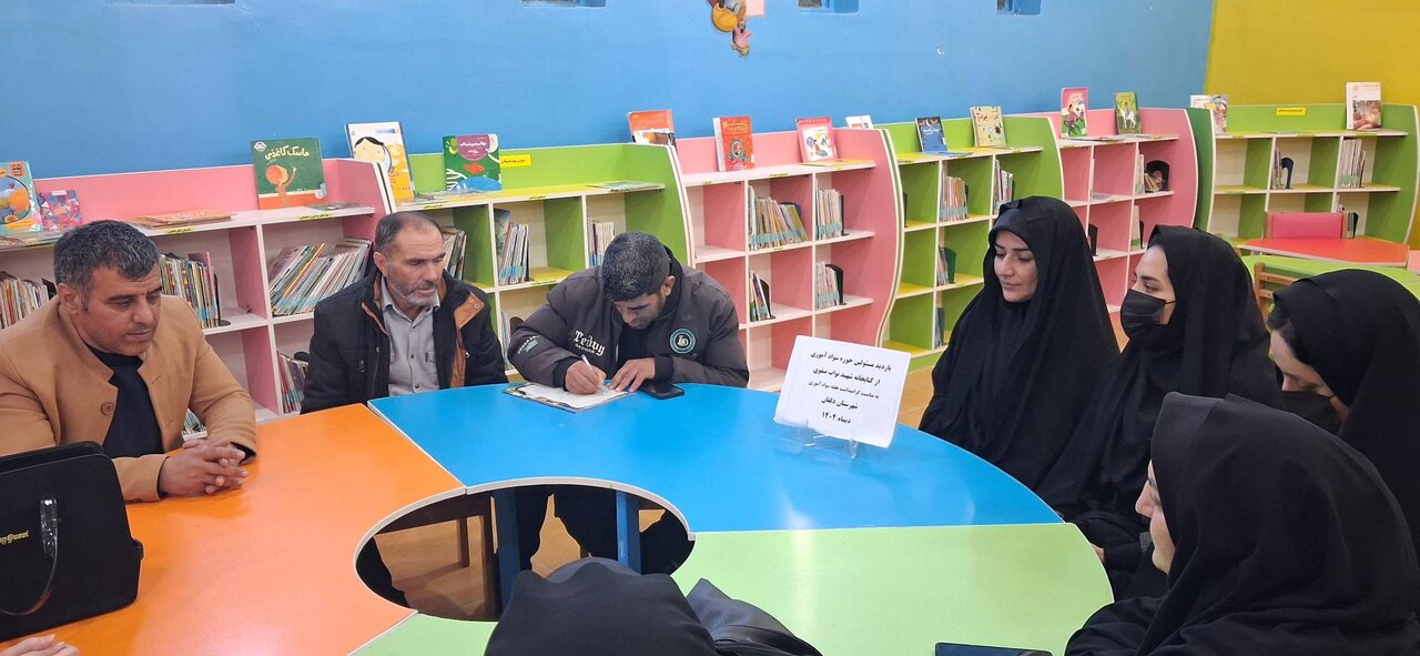 بازدید مسئولان نهضت سوادآموزی دلفان از کتابخانه عمومی شهید نواب صفوی