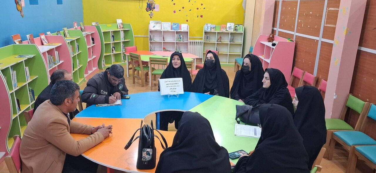 بازدید مسئولان نهضت سوادآموزی دلفان از کتابخانه عمومی شهید نواب صفوی