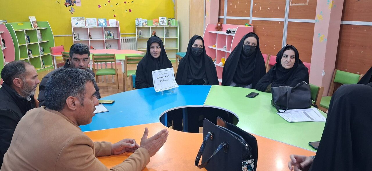 بازدید مسئولان نهضت سوادآموزی دلفان از کتابخانه عمومی شهید نواب صفوی