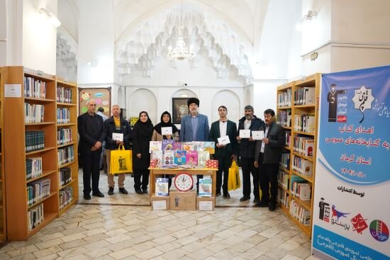بیش از ۱۵ هزار جلد کتاب کمکدرسی به کتابخانههای عمومی استان کرمان اهدا شد