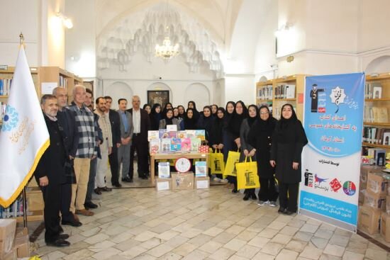 بیش از ۱۵ هزار جلد کتاب کمکدرسی به کتابخانههای عمومی استان کرمان اهدا شد