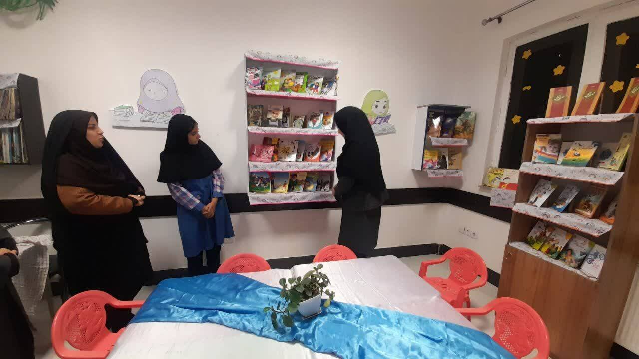 نشستهای هفتگی کتابخوانی، مدرسه راهیان کوثر اسفراین را صاحب کتابخانه کرد