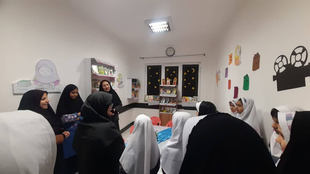 نشستهای هفتگی کتابخوانی، مدرسه راهیان کوثر اسفراین را صاحب کتابخانه کرد