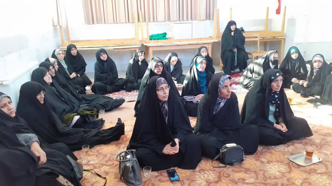 نشست بصیرتی بانوان با طعم انس با قرآن در کتابخانه سمسار روستای عصمتآباد برگزار شد