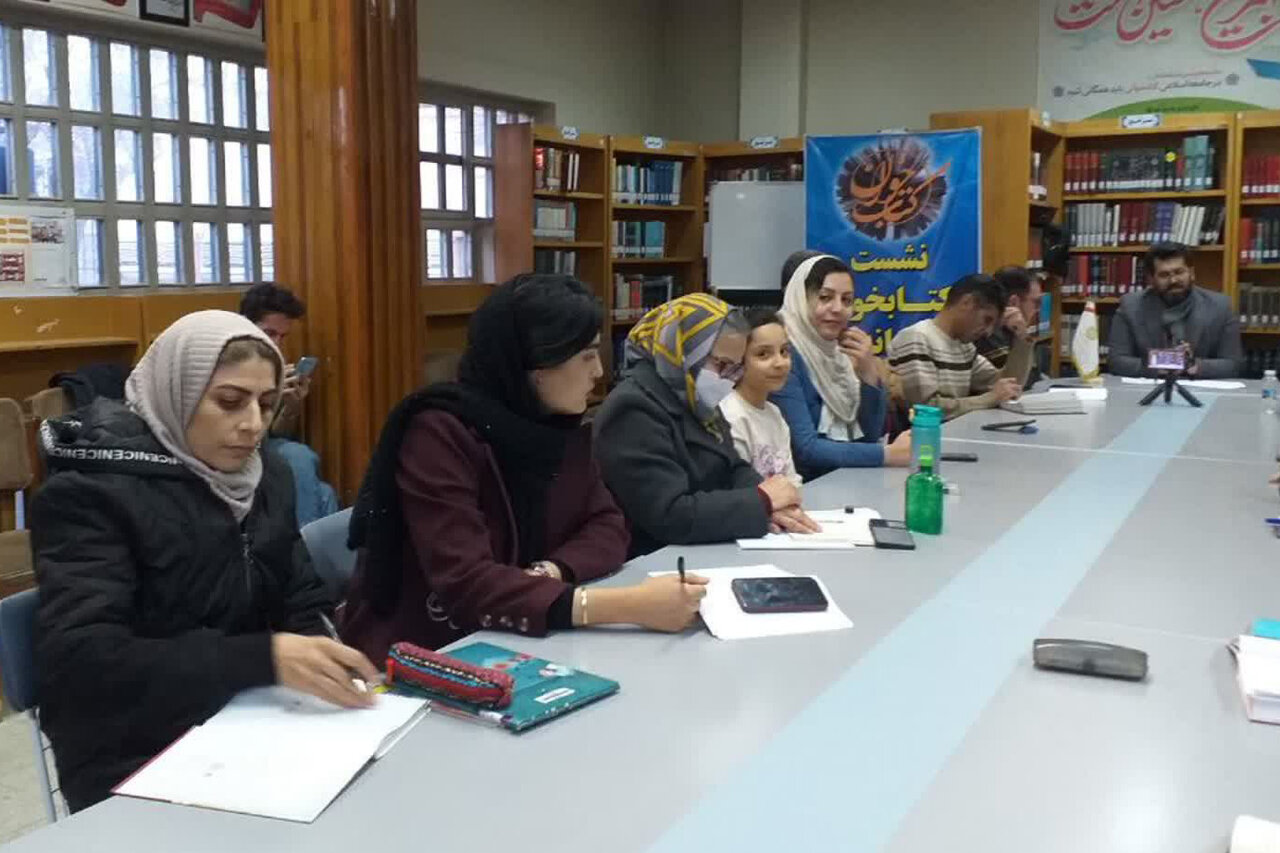 گرامیداشت مقام پدر و بزرگداشت شهید سلیمانی در کتابخانههای استان مرکزی