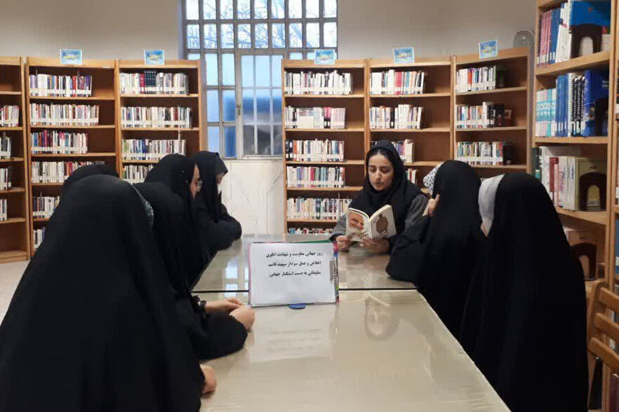 گرامیداشت مقام پدر و بزرگداشت شهید سلیمانی در کتابخانههای استان مرکزی