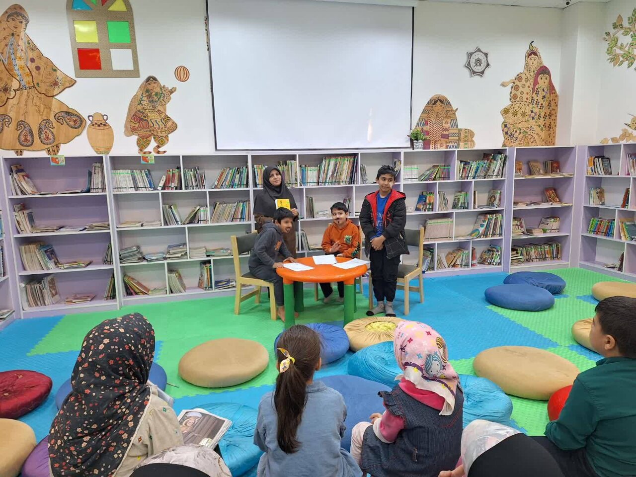 عمو قاسم و پرواز نقاشیها؛ جشن گرم روز پدر در بخش کودک کتابخانه مرکزی میبد
