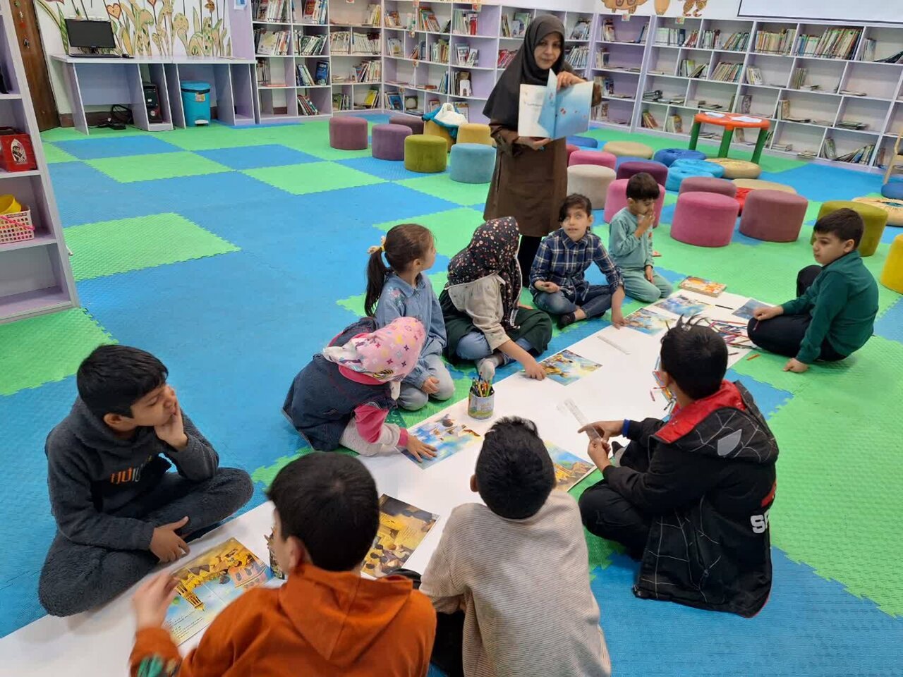 عمو قاسم و پرواز نقاشیها؛ جشن گرم روز پدر در بخش کودک کتابخانه مرکزی میبد