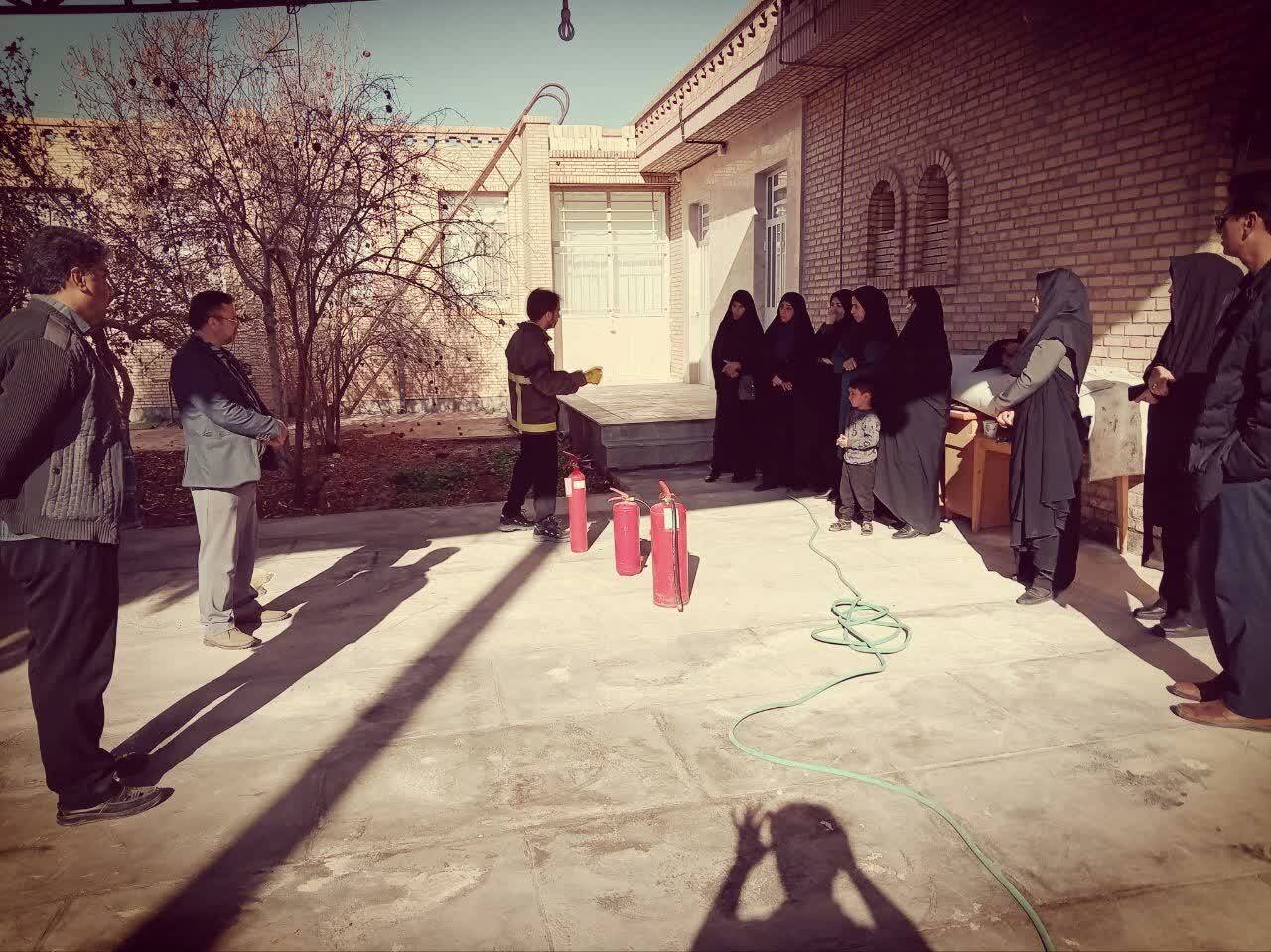 کارگاه آموزشی اطفاء حریق ویژه کتابداران کتابخانه‌های عمومی اردکان برگزار شد