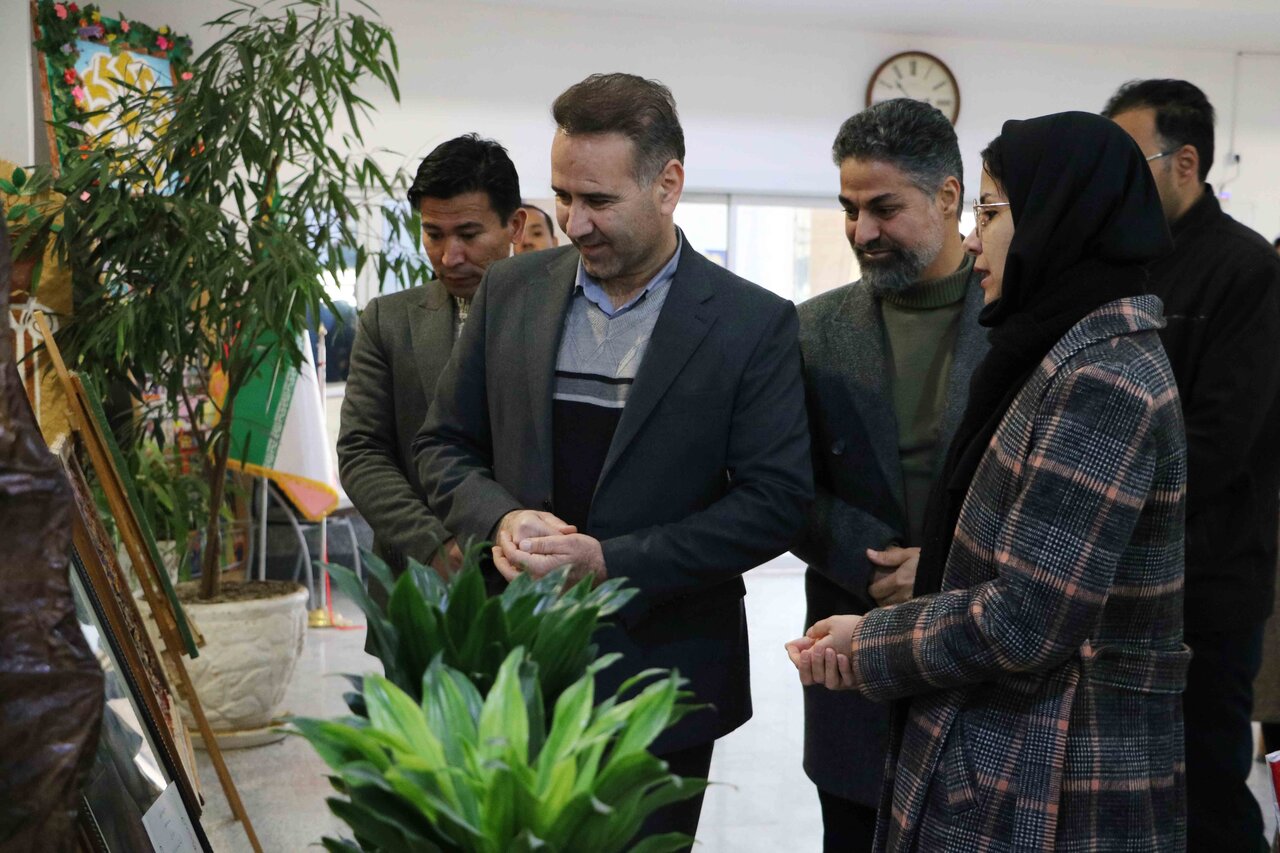 افتتاح نمایشگاه نقاشی «سرزمین رنگی من» در کتابخانه مرکزی بجنورد