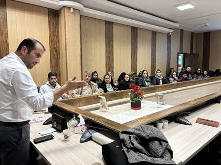 کتابخانه امام خمینی(ره) سمنان میزبان کارگاه پرمخاطب «فن بیان و هوش کلامی» شد