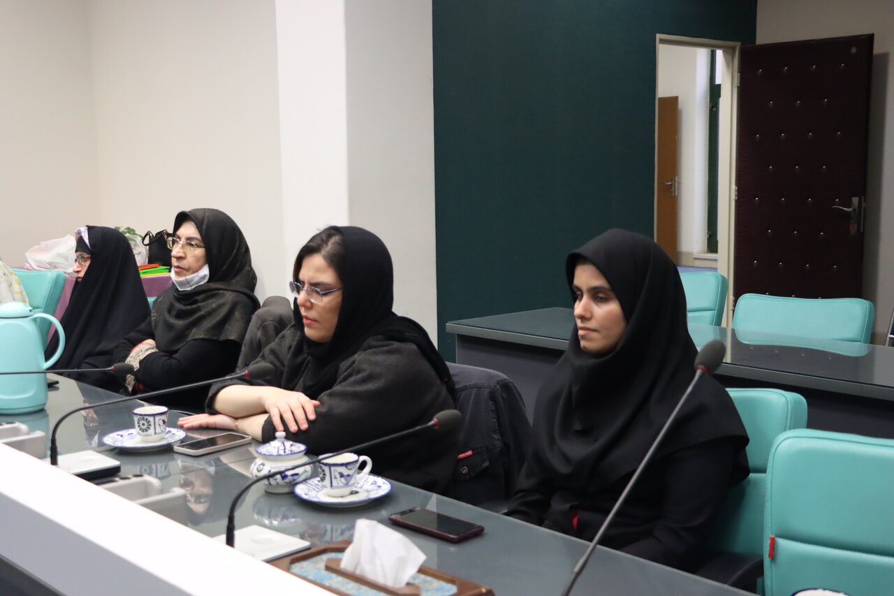 نشست «کتابخوان فروغ علوی» ویژه نابینایان در کتابخانه مرکزی یزد برگزار شد