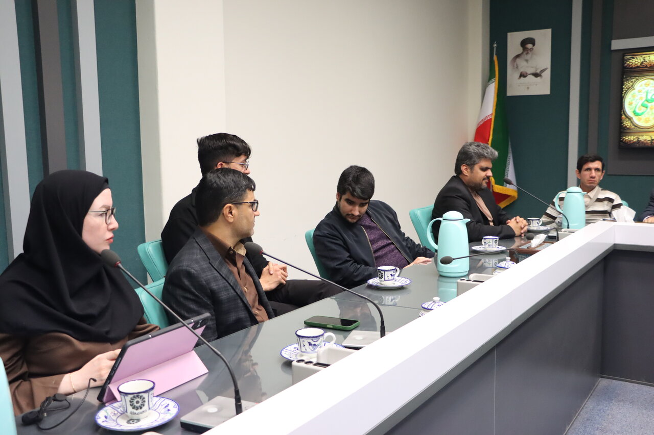 نشست «کتابخوان فروغ علوی» ویژه نابینایان در کتابخانه مرکزی یزد برگزار شد