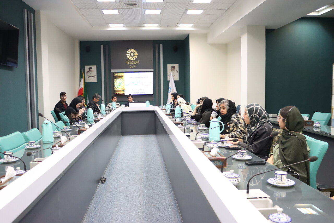 نشست «کتابخوان فروغ علوی» ویژه نابینایان در کتابخانه مرکزی یزد برگزار شد