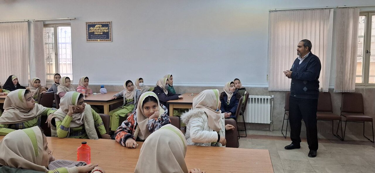 اردوی یکروزه با عنوان «یک روز با کتاب» در کتابخانه عمومی شهید سلیمی