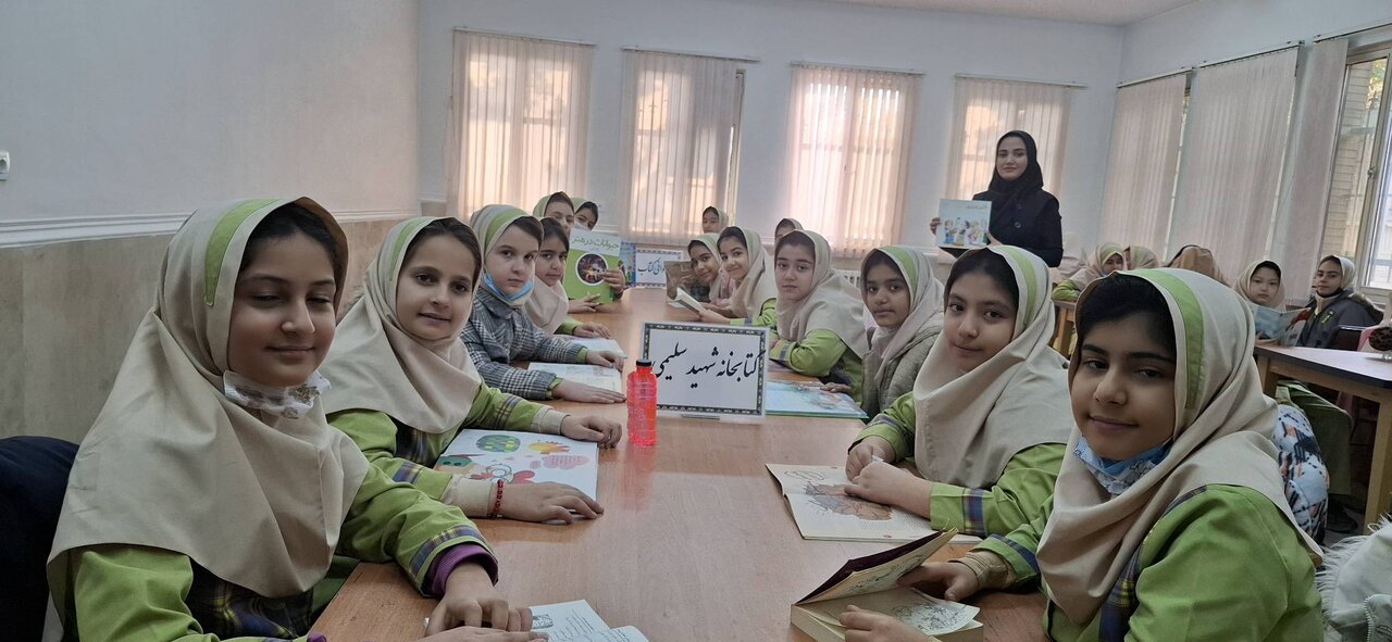 اردوی یکروزه با عنوان «یک روز با کتاب» در کتابخانه عمومی شهید سلیمی