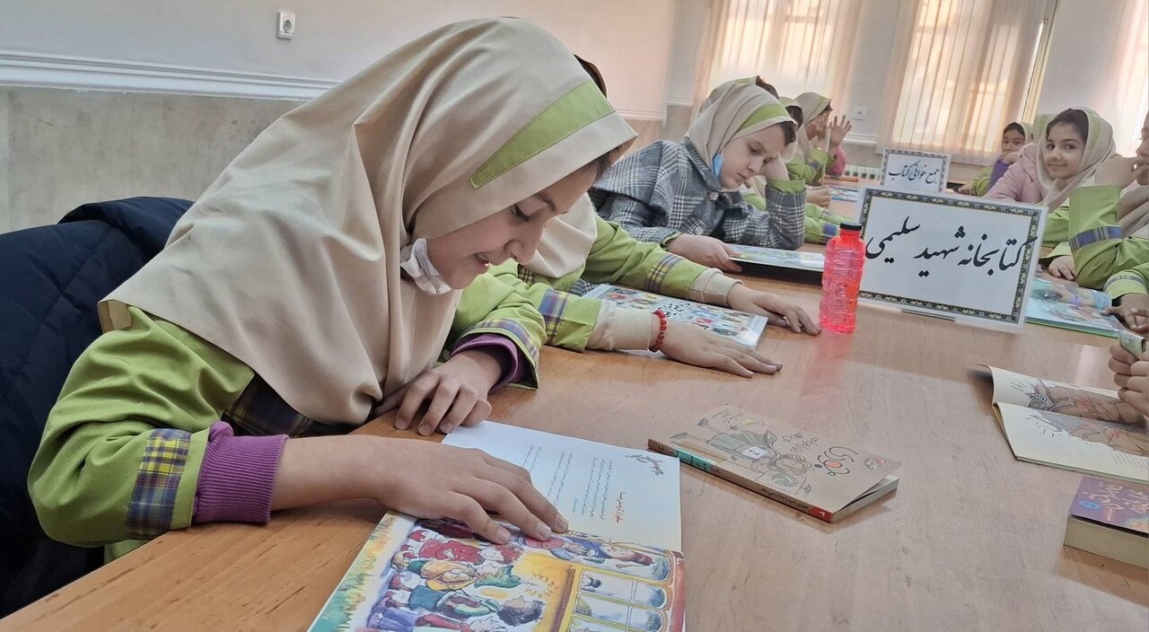 اردوی یکروزه با عنوان «یک روز با کتاب» در کتابخانه عمومی شهید سلیمی