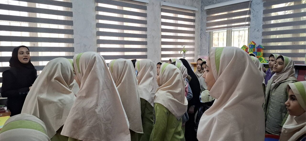 اردوی یکروزه با عنوان «یک روز با کتاب» در کتابخانه عمومی شهید سلیمی