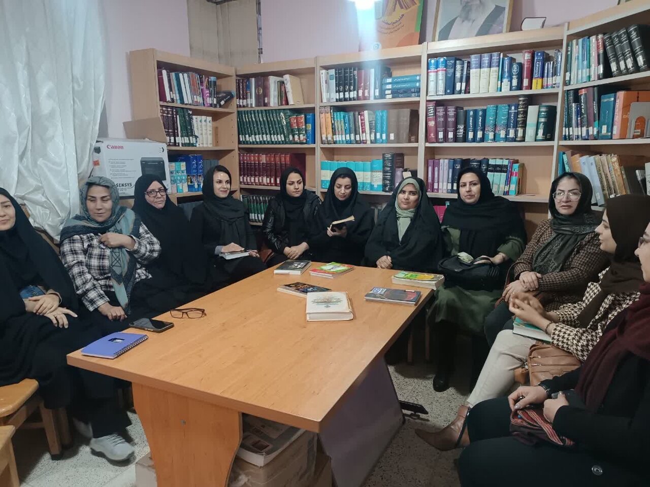 نشست مطالعاتی کتاب «ناقوسها به صدا در میآیند»