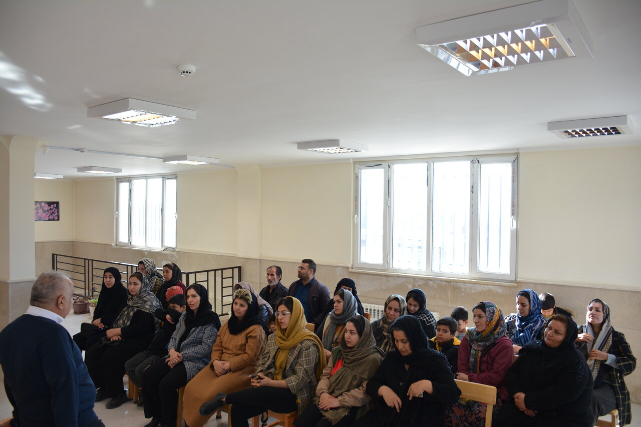 بازی، ورزش و کتابخوانی از مؤلفههای اساسی تربیت کودک است