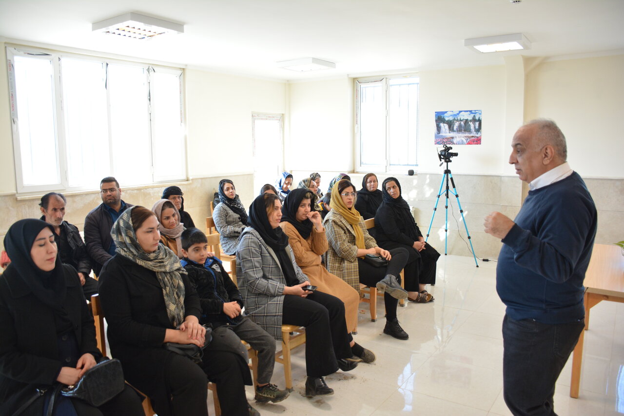 بازی، ورزش و کتابخوانی از مؤلفههای اساسی تربیت کودک است