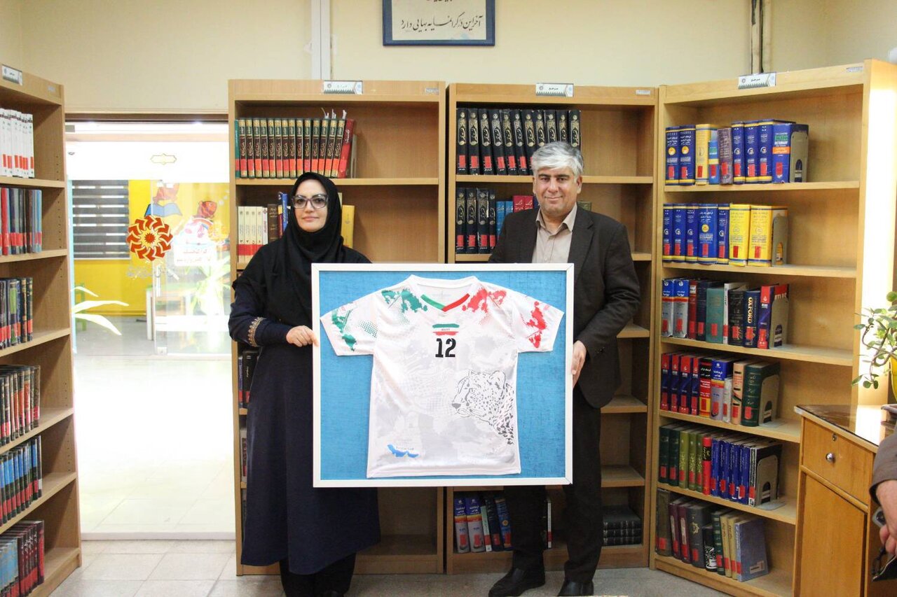 اهدای پیراهن تیم ملی فوتبال ایران به دبیرکل نهاد کتابخانه‌های عمومی کشور