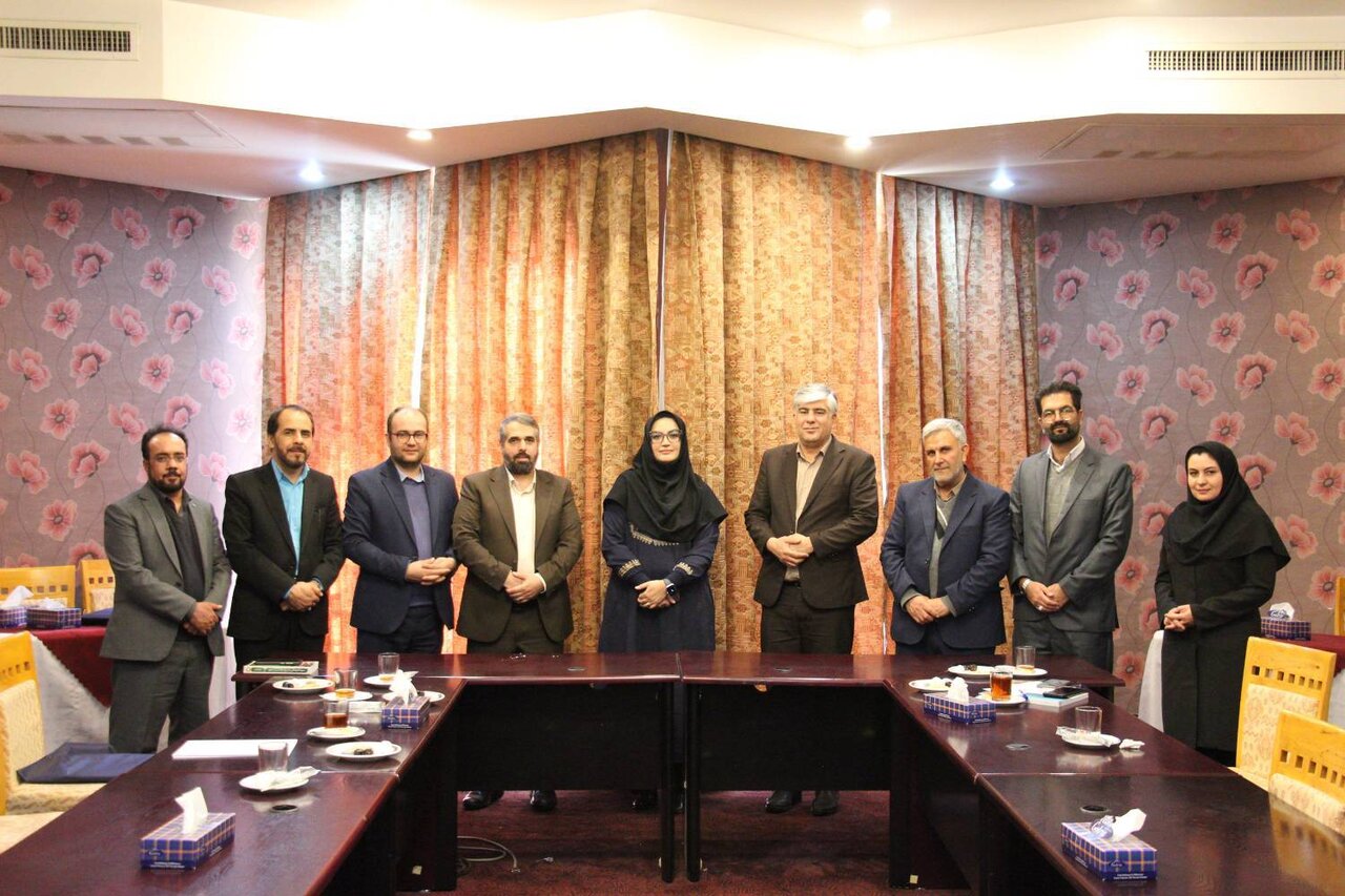 اهدای پیراهن تیم ملی فوتبال ایران به دبیرکل نهاد کتابخانههای عمومی کشور