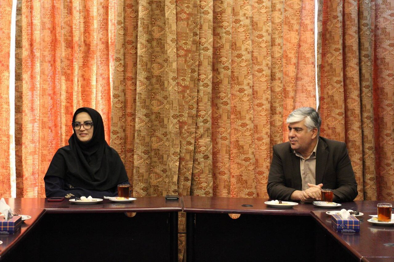 اهدای پیراهن تیم ملی فوتبال ایران به دبیرکل نهاد کتابخانههای عمومی کشور