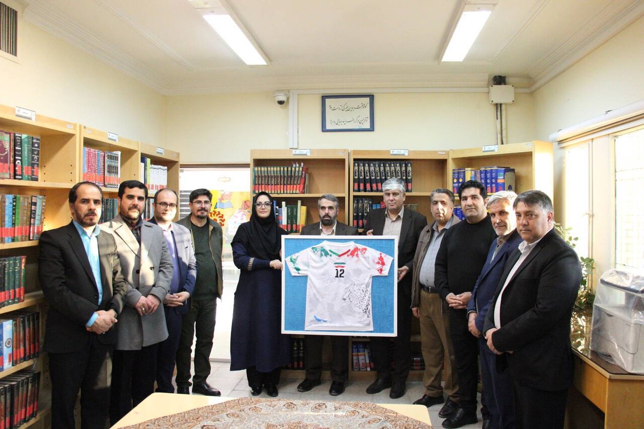 اهدای پیراهن تیم ملی فوتبال ایران به دبیرکل نهاد کتابخانههای عمومی کشور