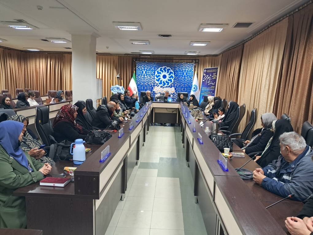 آیین رونمایی از کتاب «زم حریر» در کتابخانه مرکزی ارومیه برگزار شد