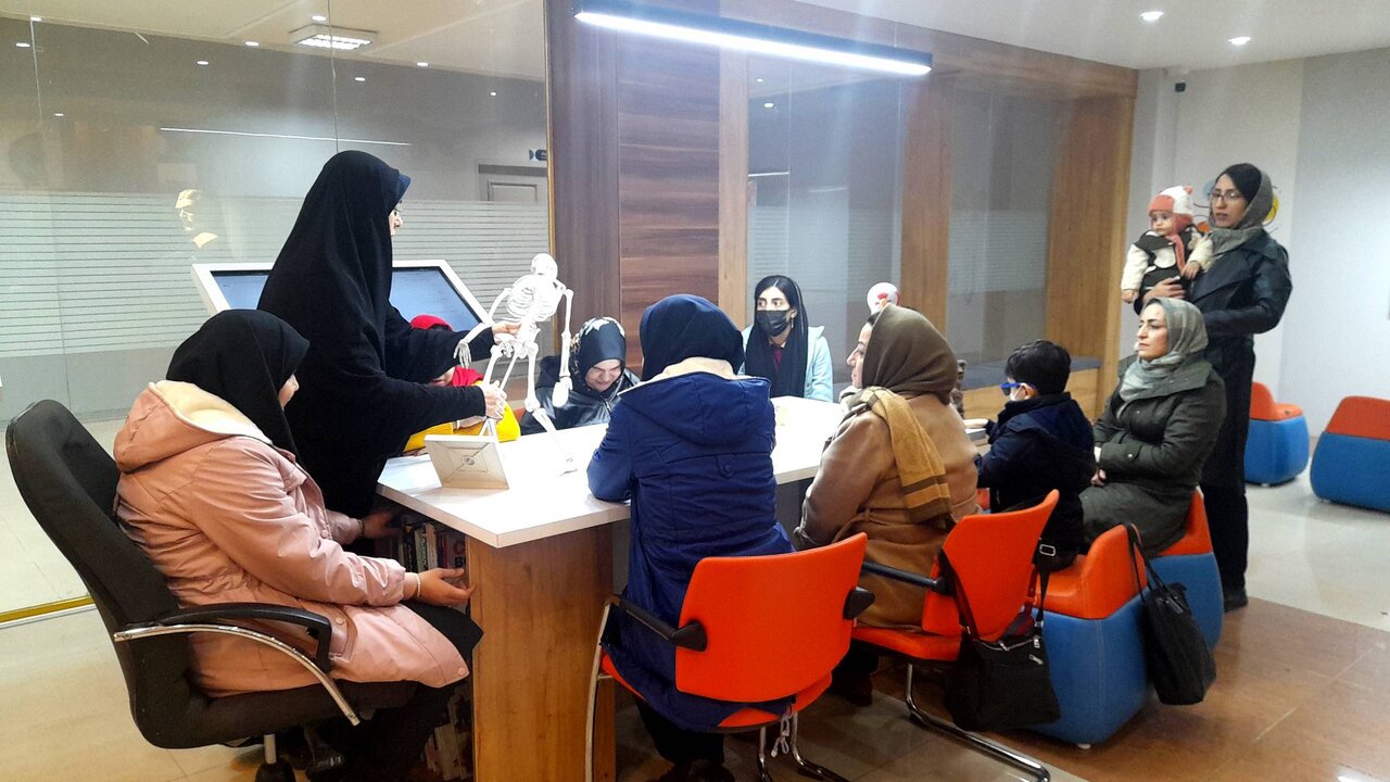 آیین رونمایی از کتاب «زم حریر» در کتابخانه مرکزی ارومیه برگزار شد