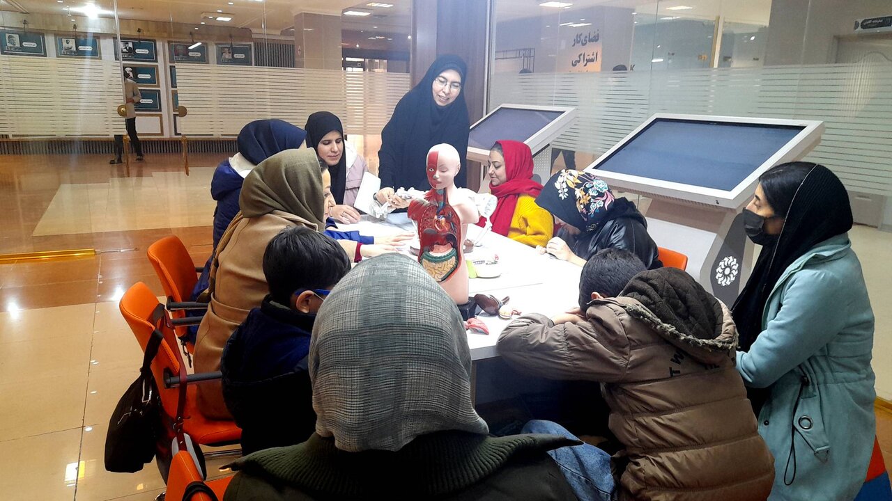 آیین رونمایی از کتاب «زم حریر» در کتابخانه مرکزی ارومیه برگزار شد