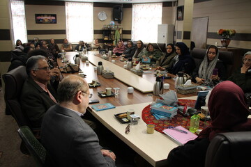 نشست بررسی و معرفی کتاب «ابریشم هفت رنگ» در اراک