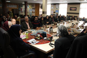 نشست بررسی و معرفی کتاب «ابریشم هفت رنگ» در اراک