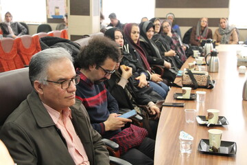 نشست بررسی و معرفی کتاب «ابریشم هفت رنگ» در اراک