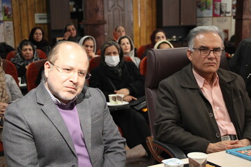 نشست بررسی و معرفی کتاب «ابریشم هفت رنگ» در اراک