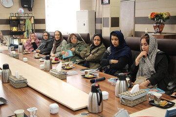 نشست بررسی و معرفی کتاب «ابریشم هفت رنگ» در اراک