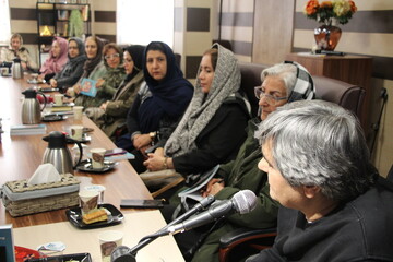 نشست بررسی و معرفی کتاب «ابریشم هفت رنگ» در اراک