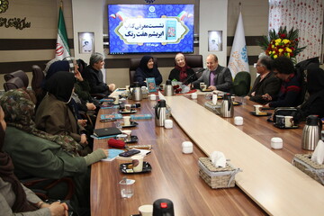 نشست بررسی و معرفی کتاب «ابریشم هفت رنگ» در اراک