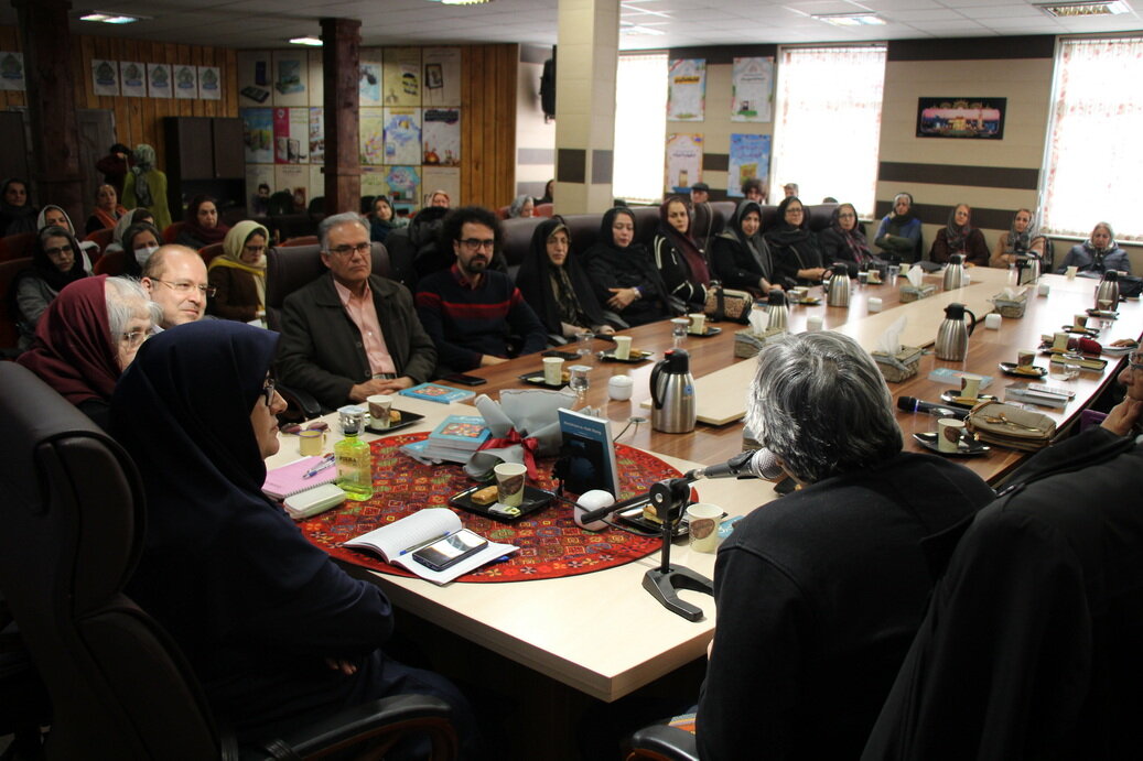 کتاب «ابریشم هفت رنگ» در اراک نقد و بررسی شد