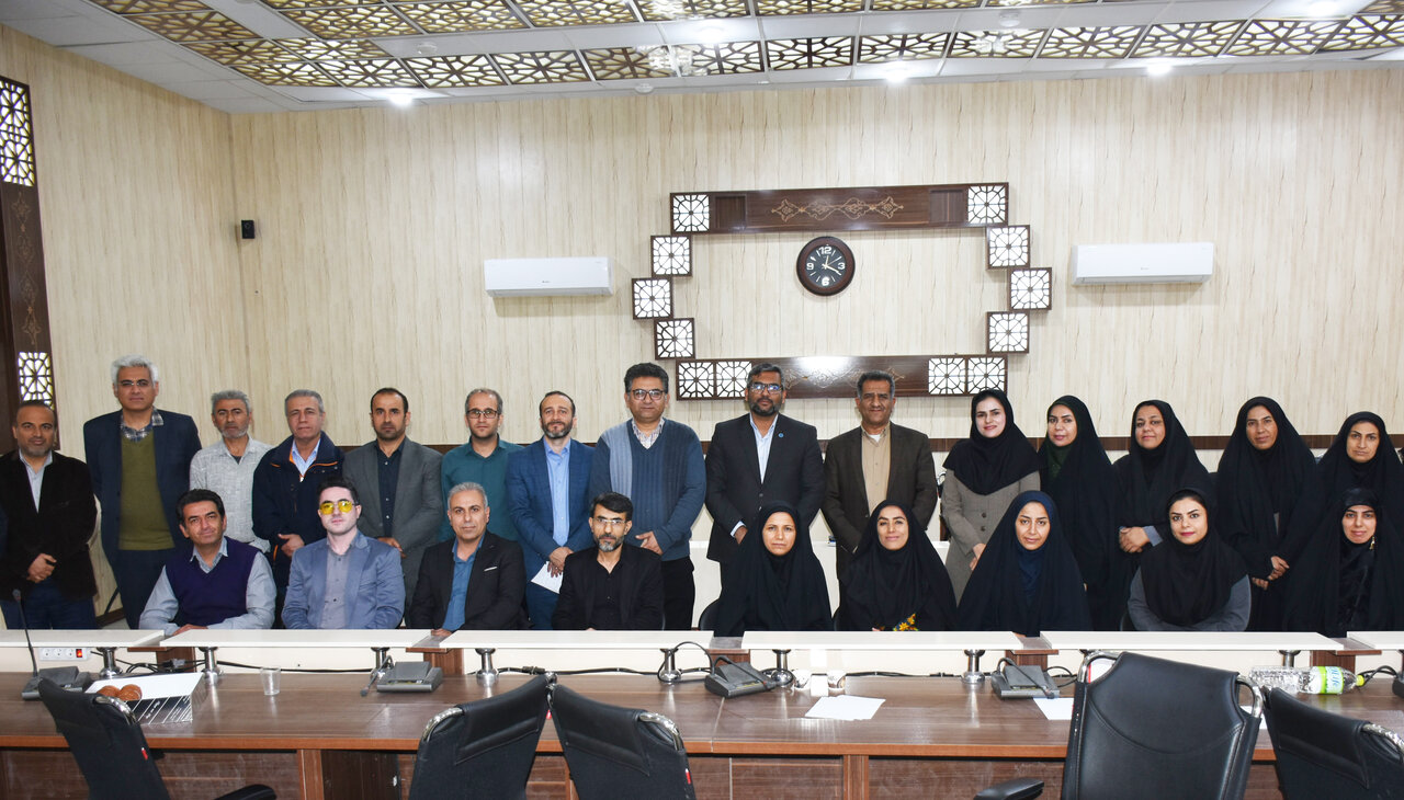 نشست صمیمانه مدیرکل کتابخانه‌های عمومی فارس با کتابداران لامرد و مُهر برگزار شد