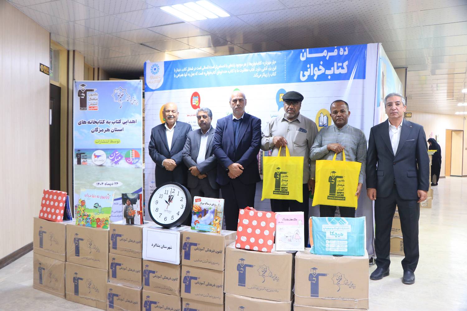 اهدای بیش از ۱۱ هزار جلد کتاب به ارزش ۲۰ میلیارد ریال به کتابخانههای عمومی هرمزگان