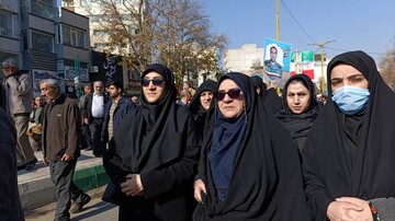 حضور مدیر کل اداره کتابخانه های لرستان و کارکنان این اداره در راهپیمایی و تشییع شهید امنیت