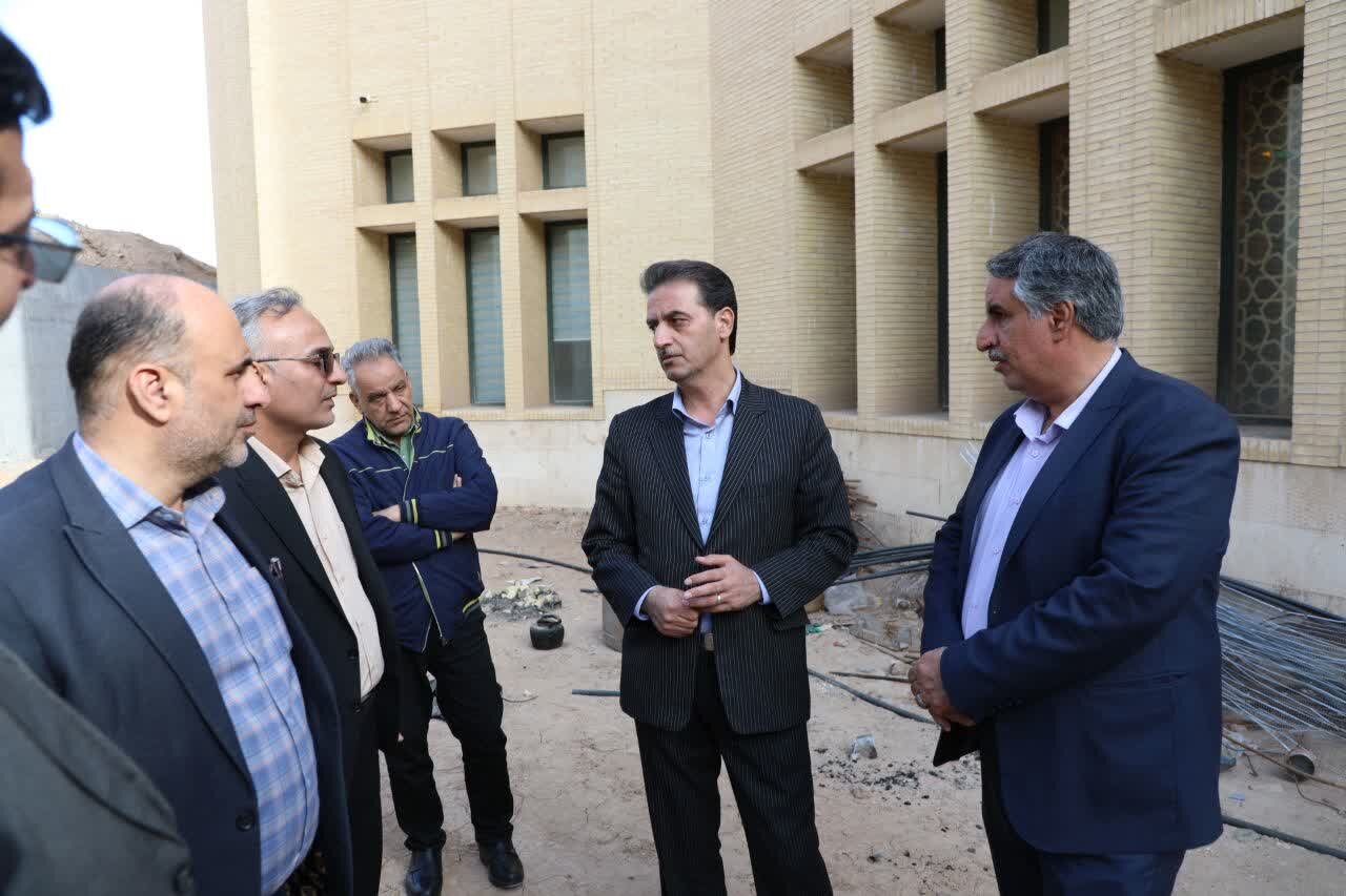 معاون عمرانی استاندار از کتابخانه مرکزی یزد بازدید کرد