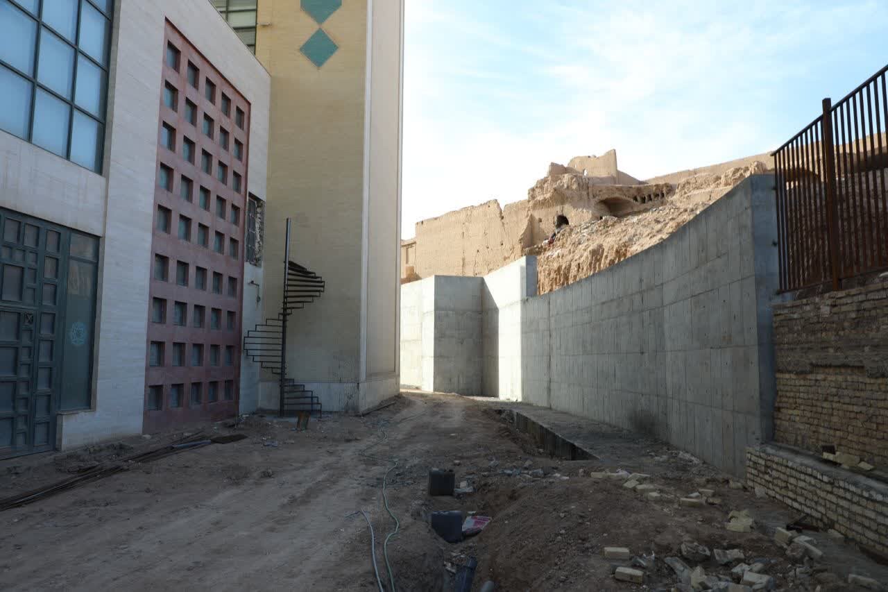 معاون عمرانی استاندار از کتابخانه مرکزی یزد بازدید کرد